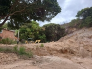 Mulher &eacute; autuada por crime ambiental ao escavar fal&eacute;sias em &aacute;rea de prote&ccedil;&atilde;o no Litoral Norte de Macei&oacute;