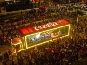 Macei&oacute; brilha com a chegada da caravana de natal da Coca-Cola