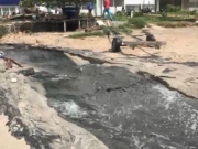 &Aacute;gua de esgoto e res&iacute;duos invadem o mar de Maragogi, causando indigna&ccedil;&atilde;o