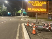 Avenida Silvio Viana &eacute; interditada para montagem de estrutura natalina na orla de Macei&oacute;