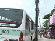 Adolescente morre ao colocar cabe&ccedil;a para fora de &ocirc;nibus e bater contra um poste