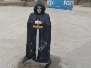 Est&aacute;tua de caveira assusta moradores do S&iacute;tio Timba&uacute;ba, zona rural de Cacimbinhas