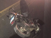 Motoqueira morre ap&oacute;s ser lan&ccedil;ada a 80 metros em colis&atilde;o com carro no sert&atilde;o de Alagoas 