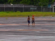 Adolescentes s&atilde;o vistos circulando pr&oacute;xima &agrave; pista do Aeroporto do Recife
