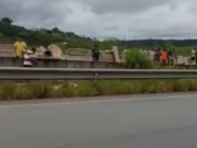 Carreta de m&oacute;veis tomba na AL 101 e carga &eacute; saqueada