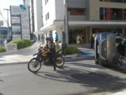 Colis&atilde;o na Ponta Verde deixa uma pessoa ferida e ve&iacute;culo tombado