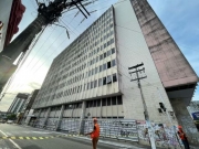 Janela do antigo Produban cai em cima de carro no Centro