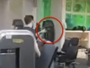 Homem é flagrado ameaçando aluno com uma arma em academia