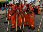 No embalo do frevo, Bloco Vassour&atilde;o lava ladeiras de Olinda para o in&iacute;cio da folia