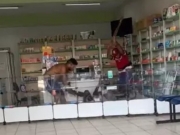 Moradores de rua se agridem e causam estragos, em farm&aacute;cia.
