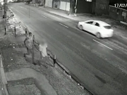 C&acirc;mera de seguran&ccedil;a flagra Idoso sendo assaltado no bairro de Afogados