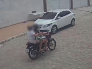 Mulheres s&atilde;o flagradas abandonando tr&ecirc;s cachorros dentro de um balde em Caruaru 