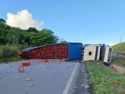 Acidente na BR-101: Carreta tomba e carga de vidro &eacute; espalhada pela pista.