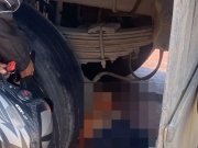 Motociclista fica embaixo de caminh&atilde;o ap&oacute;s colis&atilde;o, na Avenida Durval de Goes Monteiro.