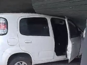 Criminosos invadem joalheria com ve&iacute;culo roubado no bairro Cidade Universit&aacute;ria