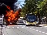 &Ocirc;nibus &eacute; destru&iacute;do por inc&ecirc;ndio na Avenida Fernandes Lima, em Macei&oacute;