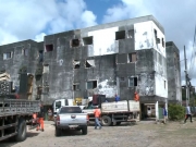 Famílias são despejadas de habitacional ocupado em Rio Doce por risco de desabamento
