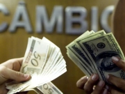 D&oacute;lar cai para R$ 6,10 e fecha no menor valor desde dezembro