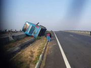 &Ocirc;nibus tomba na BR-101 em Teot&ocirc;nio Vilela e deixa cerca de 10 feridos