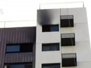 Incêndio atinge último andar de prédio no Espinheiro, Recife