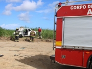 Corpo de Bombeiros resgata v&iacute;timas ap&oacute;s carro cair de ribanceira em S&atilde;o Lu&iacute;s do Quitunde