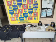 Homem &eacute; preso com fardas da Pol&iacute;cia Civil, arma e drogas em Macei&oacute;