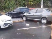 Colis&atilde;o entre cinco ve&iacute;culos deixa tr&acirc;nsito lento na Avenida Leste-Oeste
