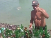 Banhistas reclamam da quantidade de garrafas de vidro dentro da Praia do Buraco da V&eacute;ia