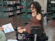 Jovem pernambucana pinta com os p&eacute;s e promove sua primeira exposi&ccedil;&atilde;o