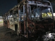 Incêndio criminoso em ônibus paralisa transporte em Vila Dois Carneiros, em Jaboatão