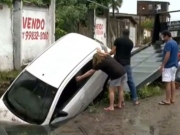 Motorista de aplicativo e passageiras vivem momentos de terror ao cair com carro em canal alagado em Jaboat&atilde;o