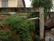 Muro de conten&ccedil;&atilde;o improvisado desaba no bairro do Jord&atilde;o e atinge duas casas