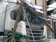 Caminh&atilde;o derruba poste e deixa parte da Ponta Verde sem energia em Macei&oacute;