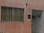 Briga por ci&uacute;mes termina com dois jovens esfaqueados dentro de casa em Paulista