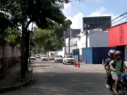Criminosos usam pedras para arrombar carros no bairro do Pai&ccedil;andu, no Recife
