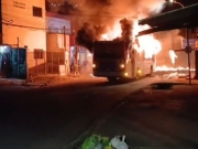 Ônibus é incendiado durante protesto no bairro de Nova Descoberta