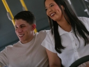 Casal que se conheceu em &ocirc;nibus faz ensaio de noivado dentro de coletivo no Recife