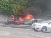 Carro pega fogo na principal avenida em frente ao Hospital Universit&aacute;rio, em Macei&oacute;