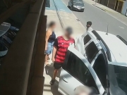 Família é assaltada ao chegar de viagem e bandidos obrigam vítimas a colocar bicicleta no porta-malas do carro, no Recife