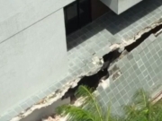 Parte de estrutura de pr&eacute;dio desaba e causa isolamento de moradores no Espinheiro