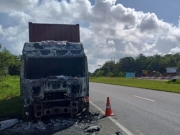 Cabine de caminhão pega fogo na BR-232, em Moreno, no Grande Recife