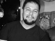 Cantor da banda de forró é encontrado morto em casa, em Abreu e Lima