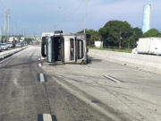 Tombamento de caminh&atilde;o na BR-232 causa lentid&atilde;o na manh&atilde; desta quinta (26)