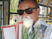 Motorista de &ocirc;nibus distribui flores em homenagem ao Dia da Mulher no Recife