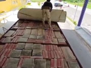 PRF apreende quase 2 toneladas de maconha em fundo falso de caminh&atilde;o na divisa com PE