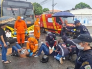 Colis&atilde;o entre &ocirc;nibus e moto deixa dois feridos no bairro da Gruta