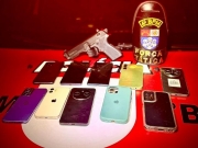 Pol&iacute;cia Militar recupera 12 celulares e apreende simulacro na Grande Macei&oacute;