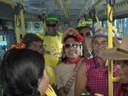 Motorista transforma &ocirc;nibus em arraial sobre rodas e mistura clima de S&atilde;o Jo&atilde;o e Copa em Paulista