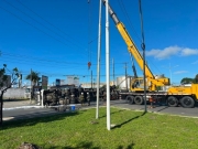 Carreta com botijões de gás tomba e interdita Avenida Militar no Recife