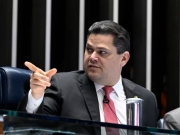 Alcolumbre segura PEC do fim da escala 6x1 para o segundo semestre